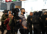 فيديو أم الفحم: الشرطة تفض بالقوة  تظاهرة منددة بالحرب على قطاع غزة